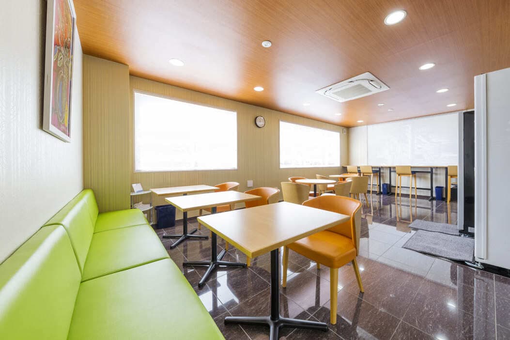 共有部_カフェラウンジ。1階に打合せや休憩が可能なラウンジがございます。※画像はイメージです。