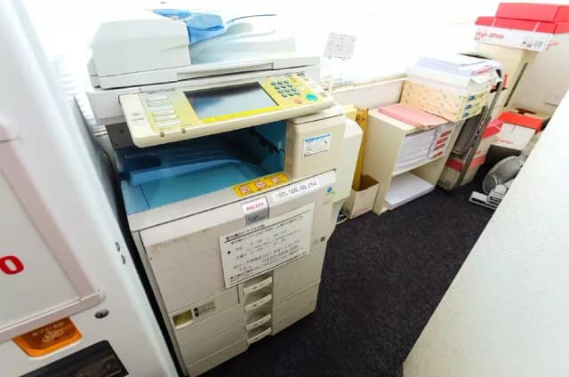 その他_複合機。毎月白黒100枚、カラー20枚が無料で印刷できます。