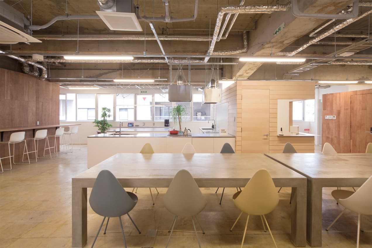 共有部_フリーデスク。自由な席で作業可能です。