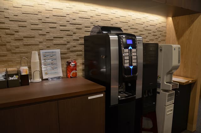 共用部_ラウンジにある、10種類以上のフリードリンクで一息つく事が出来ます。