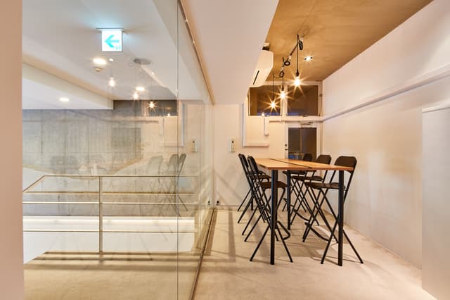 共用部_明るい印象の会議スペース