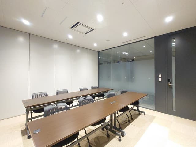 会議室_最大8名でご利用いただける会議室。モニターも完備しております。2室連結で最大16名利用可能。