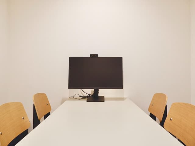 共有部_会議室。有料の貸会議室も利用できます。