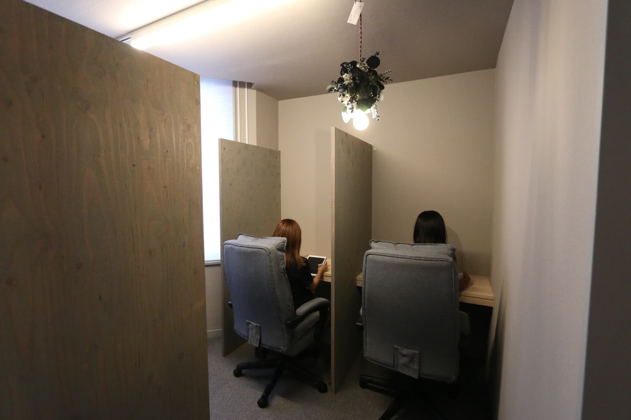 共有部_コワーキングスペース。集中したいときに最適なブース席です。