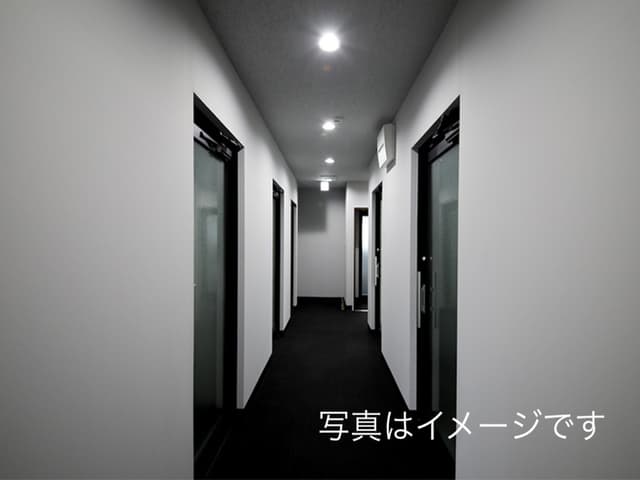 共有部_廊下。24時間監視の監視カメラが複数台設置され、各個室はシリンダー錠で施錠できセキュリティ面でも安心です。