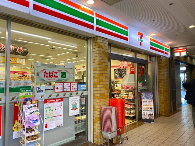 近隣のコンビニ_セブンイレブン横浜ランドマークプラザ店(ビル内)