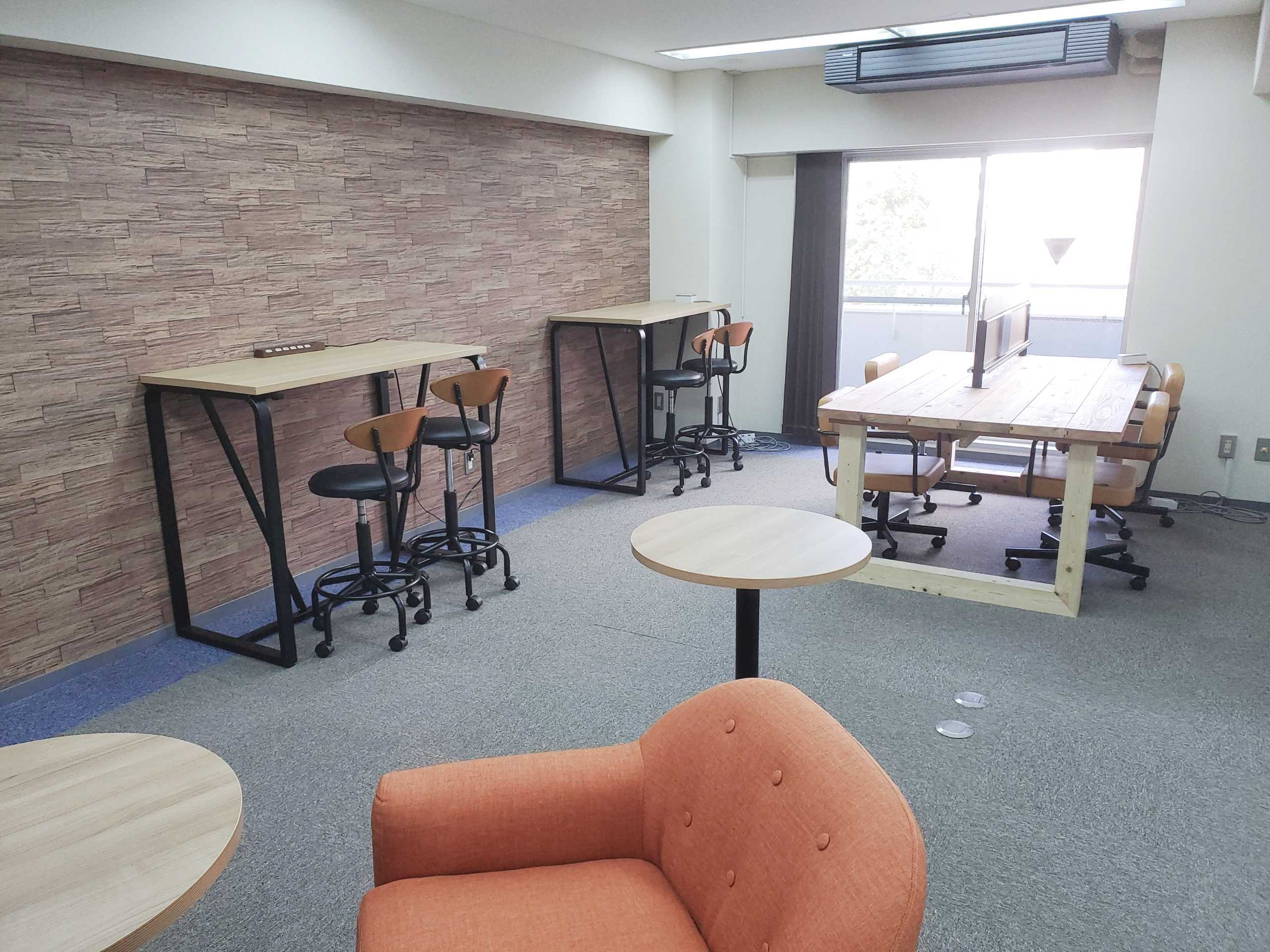 共用部_軽い作業を行うことも出来ます。