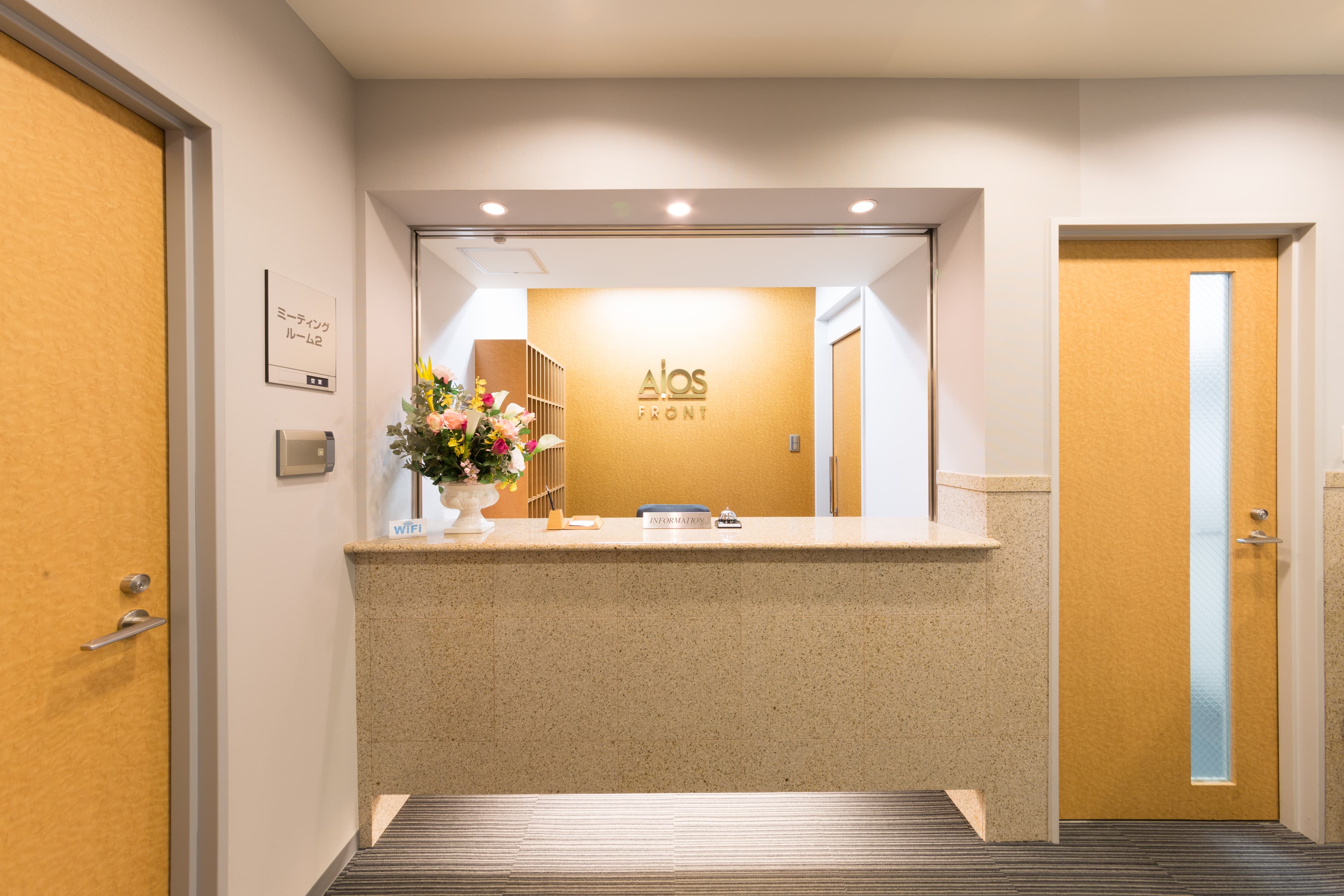 オープンスペース_エレベーターを下りると受付コンシェルジュが出迎えてくれます