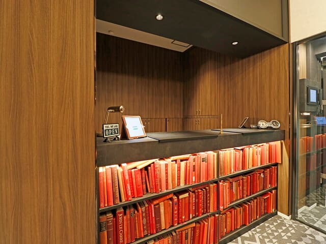 外観_受付。平日10:00~19:00までスタッフが会議室の予約や来客対応などを行ってくれます。