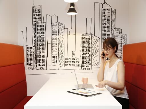 共用部_ビジネスラウンジ。打合せに適したソファ型の席もございます。