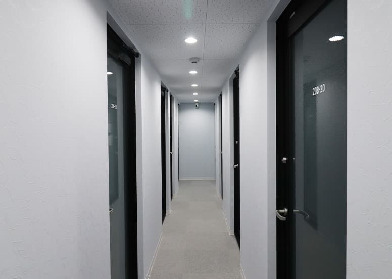 共有部_廊下。個室オフィスは施錠可能となっています。