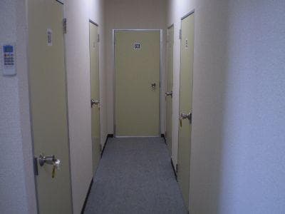 内観_廊下部分の写真です。全個室カギ付きなので安心です。