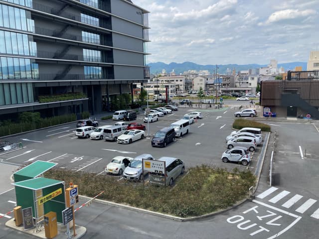 設備_駐車場。大容量の駐車場を完備しています。時間貸駐車券を20%割引で購入できます。オフィス会員は月極契約も可能です。
