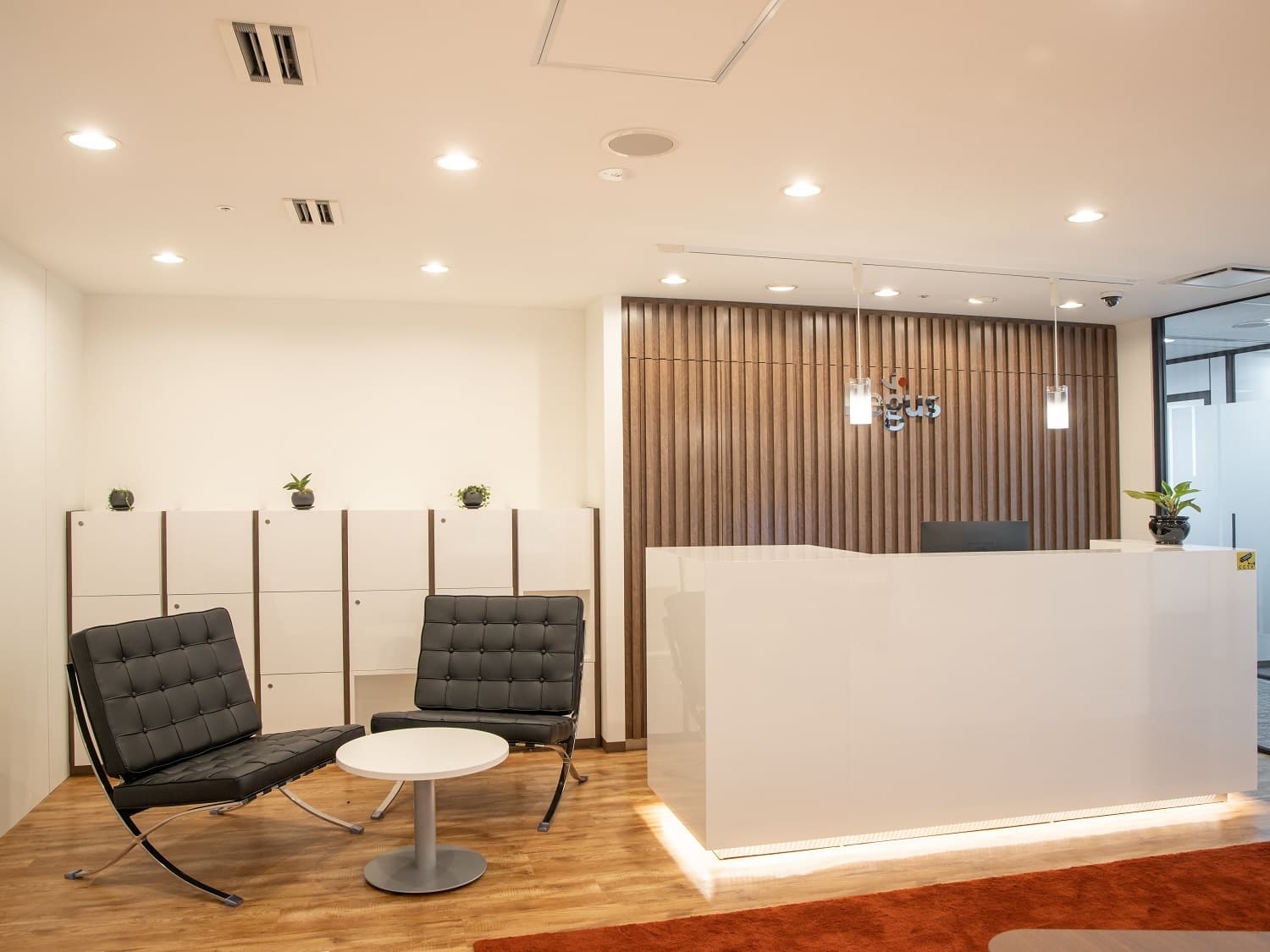 外観_受付。スタッフによる各種支援サービスが充実しており、スムーズな事業の進行をサポートします。
