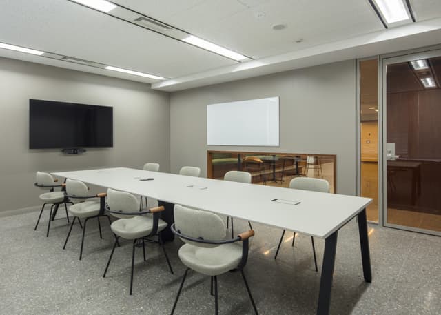 共用部_会議室。8名用会議室が4,000円/時間(税別)でご利用いただけます