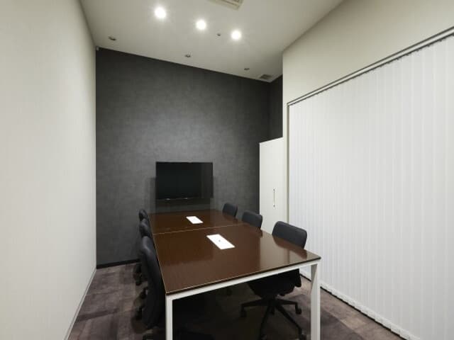 共用部_会議室。スマホ予約やお茶出しのサービスも利用できる貸し会議室です。