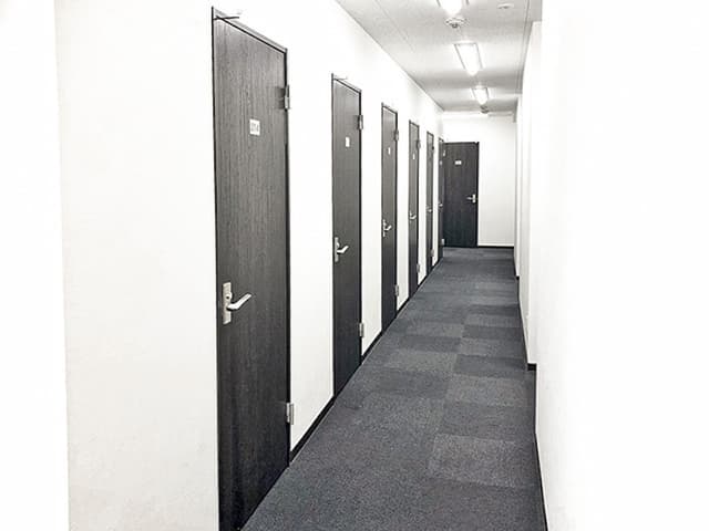 共用部_オフィスを通じて明るい照明を採用しています。