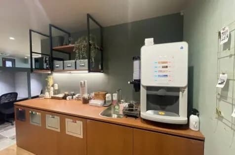 設備。無料で利用できる複合機やフリードリンクが設置されています。©BIZcomfort ※画像はイメージです