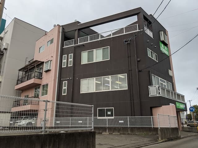 外観_ツートーンカラーの外観がオフィスの目印です。