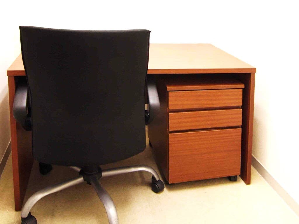 個室_家具が備え付けなのですぐに仕事が始められます_