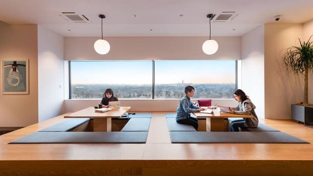 共用スペース_日本人にはなじみ深い掘りごたつ式のデスクなど様々なタイプのシートが設備されています©WeWork