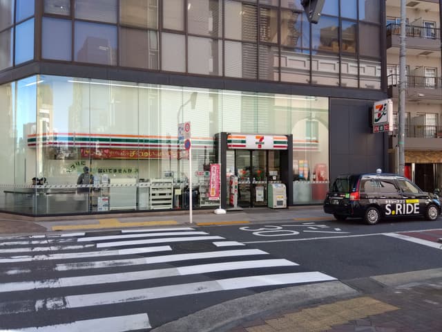 近隣のコンビニ_セブンイレブン 浜松町1丁目北店(徒歩4分)