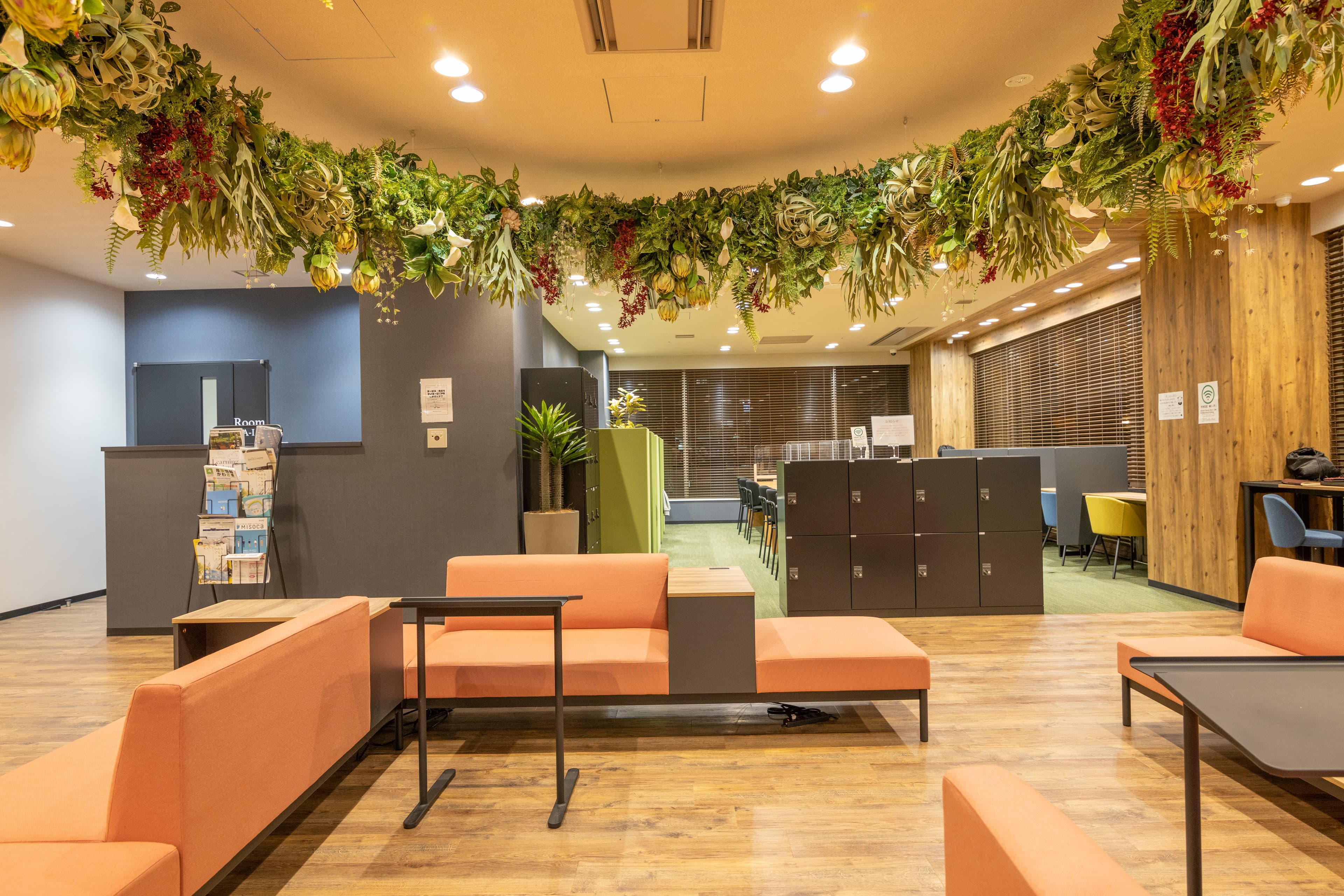 共有部_コワーキングスペース。各席にコンセント、インターネット環境が備えられています。