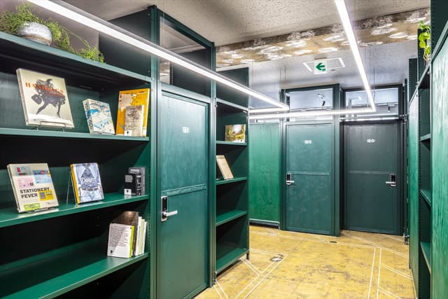 設備_ブックシェルフ。セレクトされた雑誌や本が用意されています。