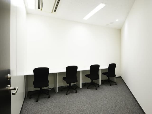 個室_4名用個室。家具が備え付けられているため初期費用を抑えることができます。