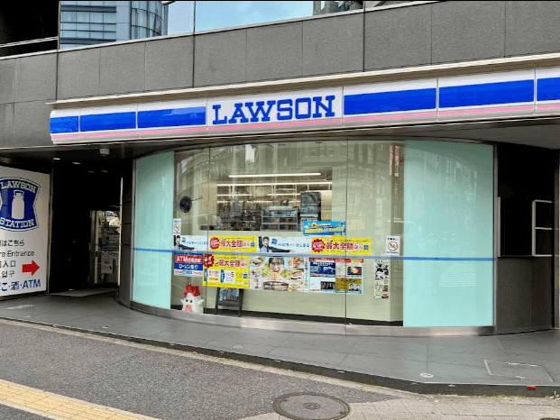 近隣のコンビニ_ローソン 新宿四丁目店(徒歩2分)