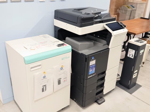 設備_複合機。共用の複合機が設置されており、資料の印刷などにお使いいただけます。