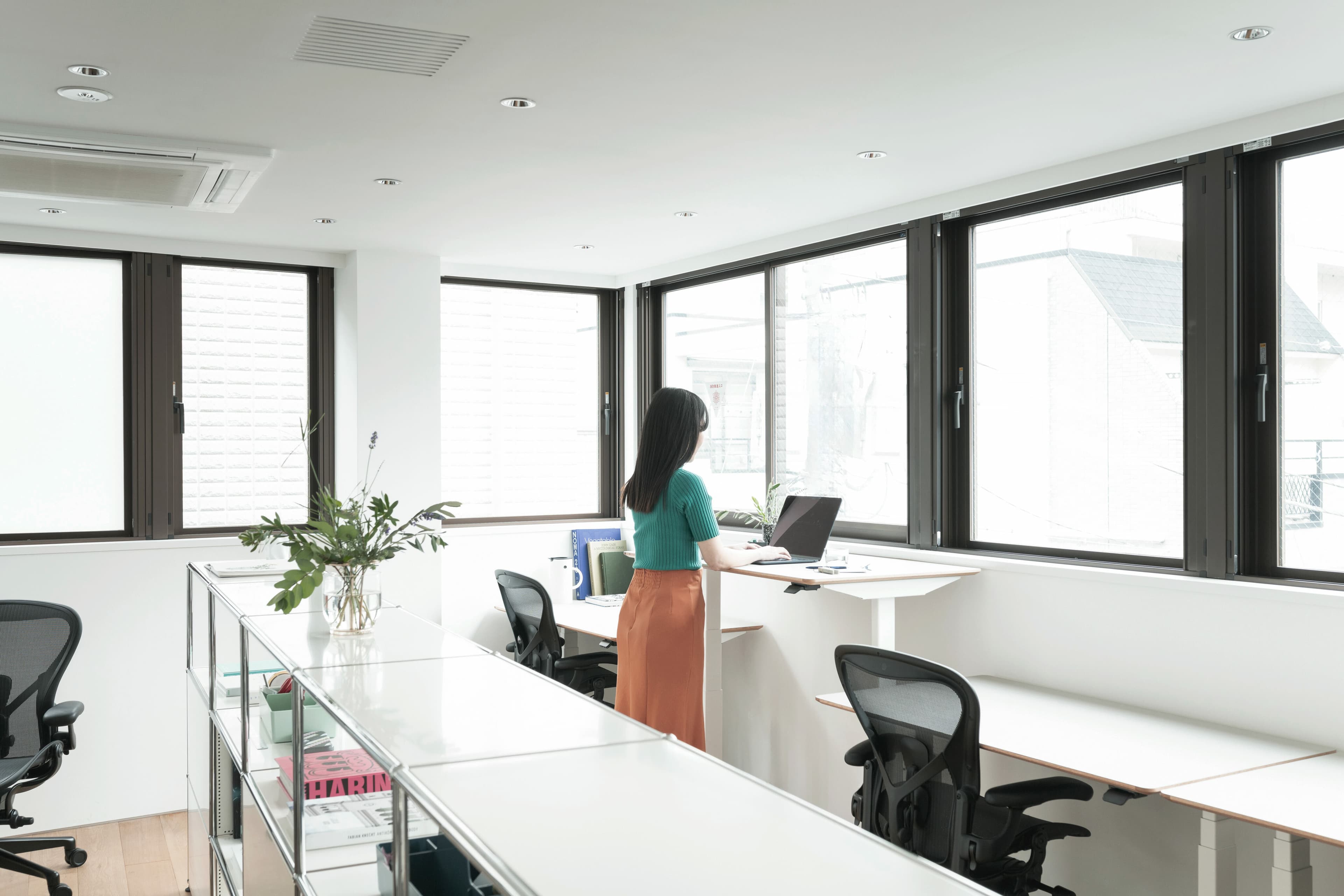 FAROオリジナルの昇降式デスクとアーロンチェア、USMハラーの家具付き