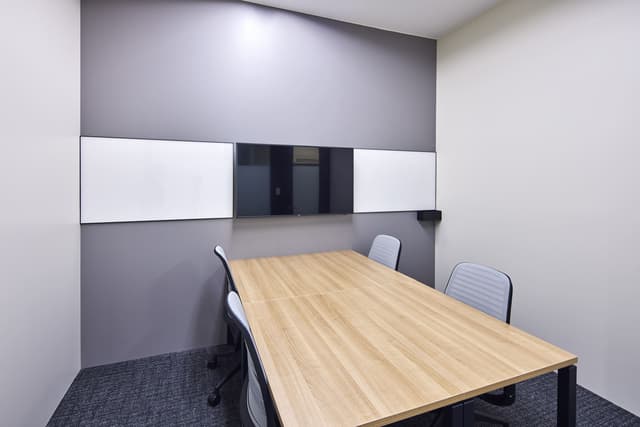 4名様通路側個室。ホワイトボードとディスプレイ搭載