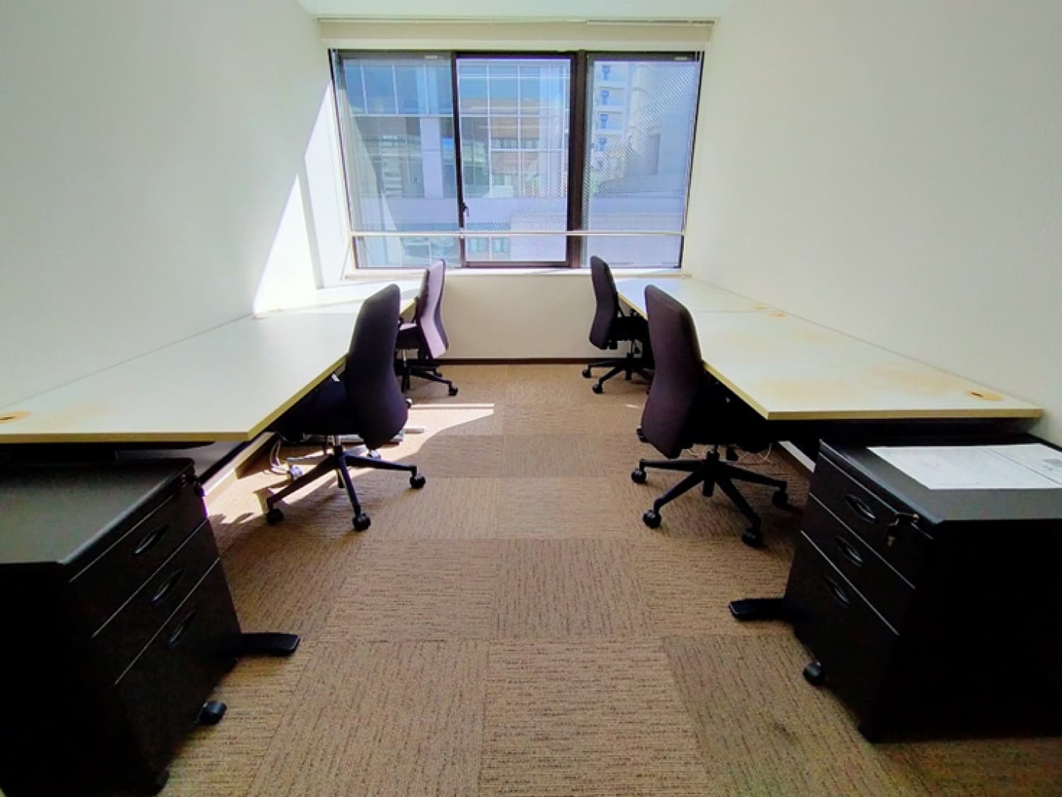 個室_無料で、クリーニングスタッフによる専有オフィス内のクリーニング(3営業日に1日)が付いています。