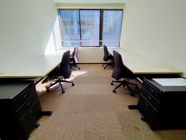 個室_無料で、クリーニングスタッフによる専有オフィス内のクリーニング(3営業日に1日)が付いています。