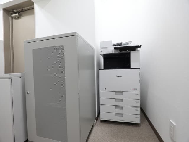 設備_複合機。最新のカラーレーザープリンターを用意しています。
