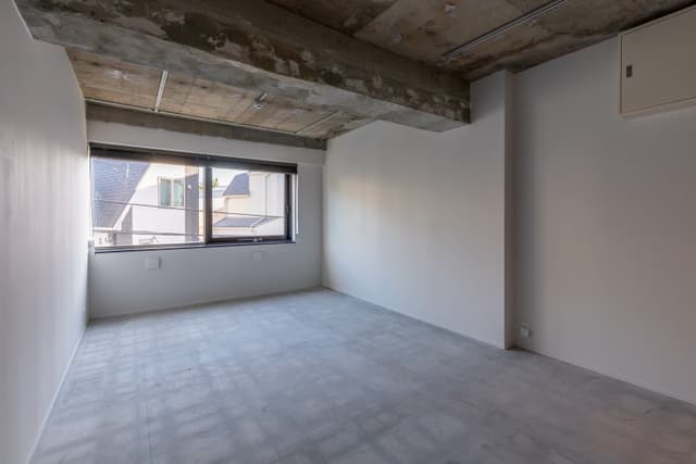 専有部_個室。窓ありで採光を確保でき、明るく開放的な空間です。