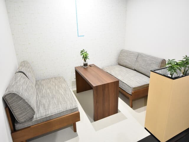 共用部_応接間。フリースペースの1つとしてお客様対応などの際に活用いただけます。