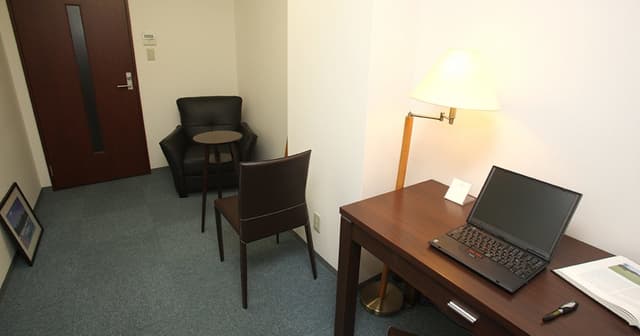 専用オフィス_デスクとチェアなどのオフィス家具類がご用意されます。