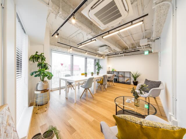 個室_ネット回線や空調設備などの設備は用意されています。※家具等は実際には設置されていません。