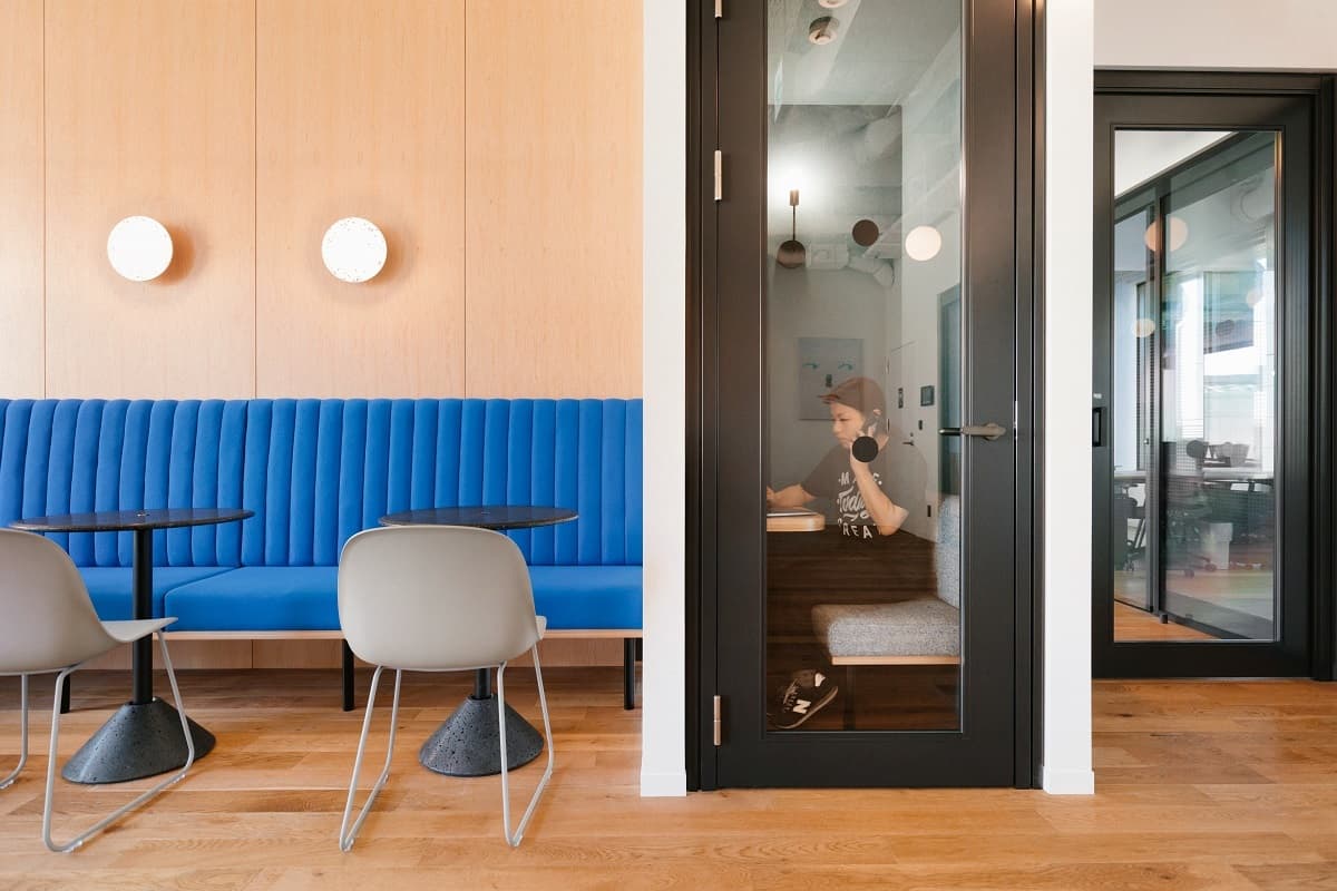 設備_電話ブースです。周囲を気にせず通話ができる防音ブースを完備しています。©WeWork