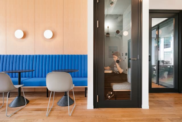 設備_電話ブースです。周囲を気にせず通話ができる防音ブースを完備しています。©WeWork