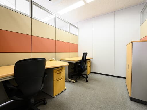 個室_開放的な空間で、リラックスしての作業が可能です。