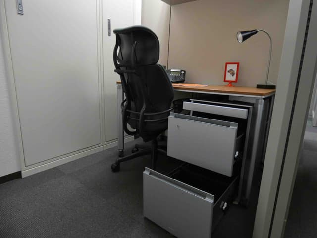 個室_椅子、デスク、サイドデスクが完備されています