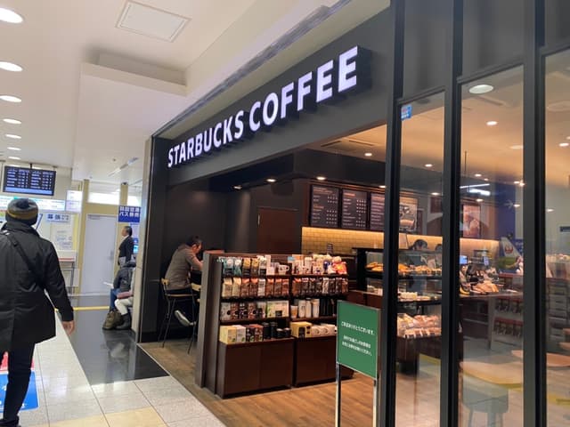 近隣の飲食店_カフェのチェーン店ははもちろんのこと、ビルには国際色豊かな飲食店がございます