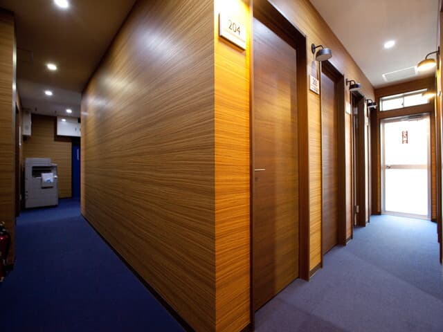 共用部_廊下。ホテルのような落ち着いたデザインでビジネスに集中することが出来ます。