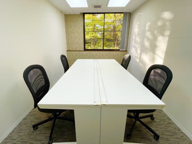 個室_オフィスは24時間出入り可能なので、入居者様のご都合に合わせてご利用いただけます。