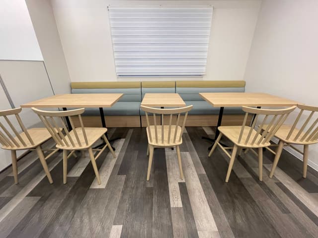 共用部_ラウンジ。休憩時やちょっとした打ち合わせの際に利用できるフリースペースです。