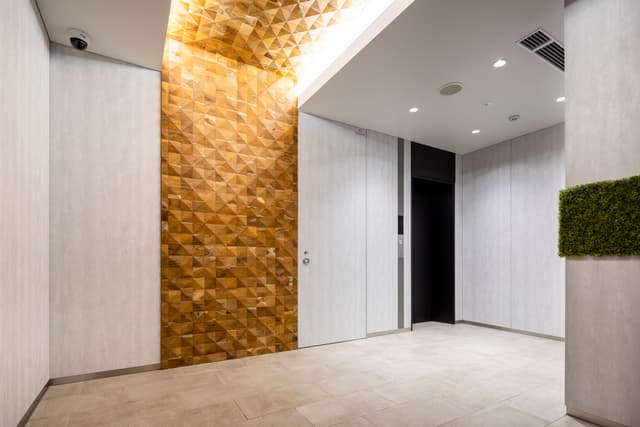 共用部_1階エントランスホール。EV不停止制御システムを導入しています。