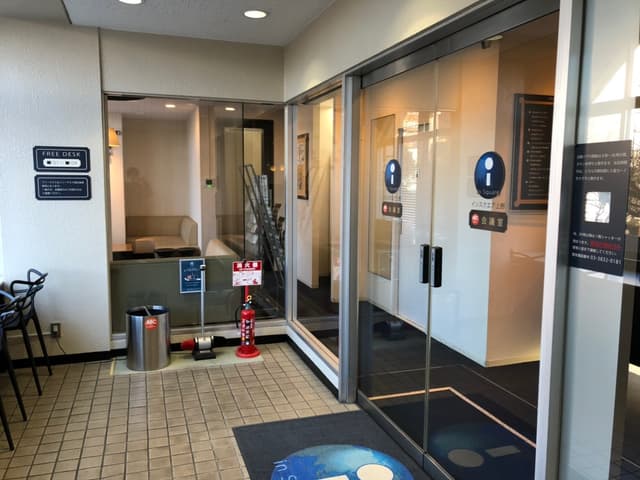 エントランス_ガラス張りのオフィスエントランスです